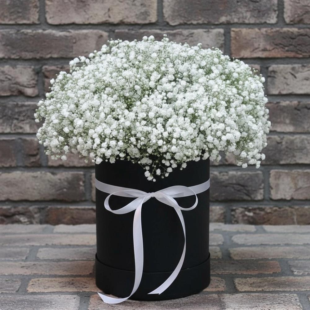 Цветочная композиция из Гипсофила в шляпной коробке в Армавире