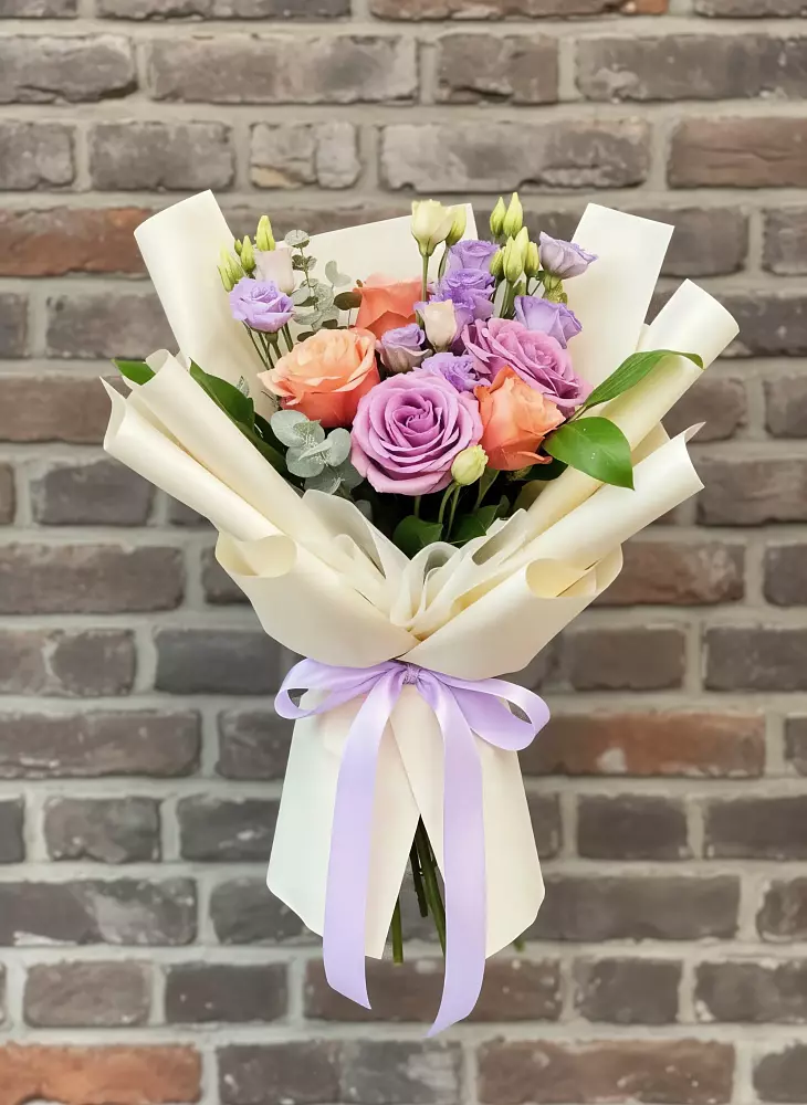 Букет цветов из: Лизиантусы и Розы в Армавире