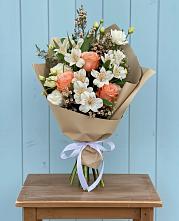 Букет цветов из:  Альстромерии, Лизиантусы, Розы и Хризантемы в Армавире