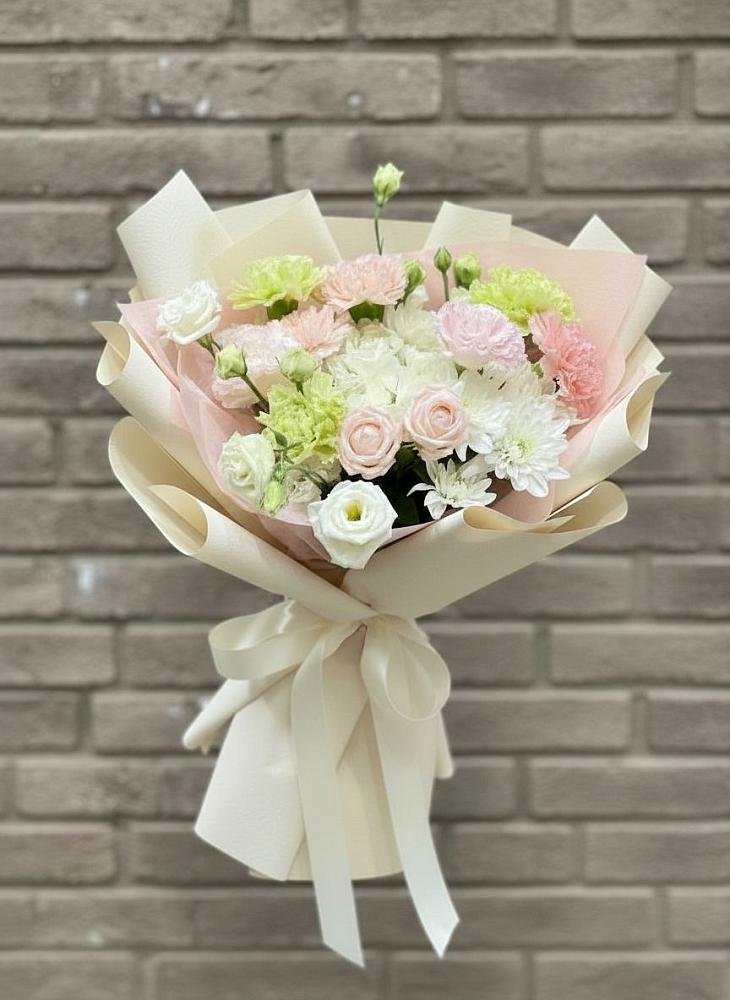 Букет цветов из: Гвоздики, Розы, Лизиантусы и Хризантемы в Армавире