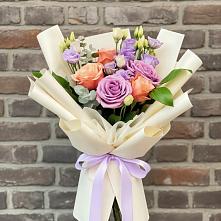 Букет цветов из:  Лизиантусы и Розы в Армавире