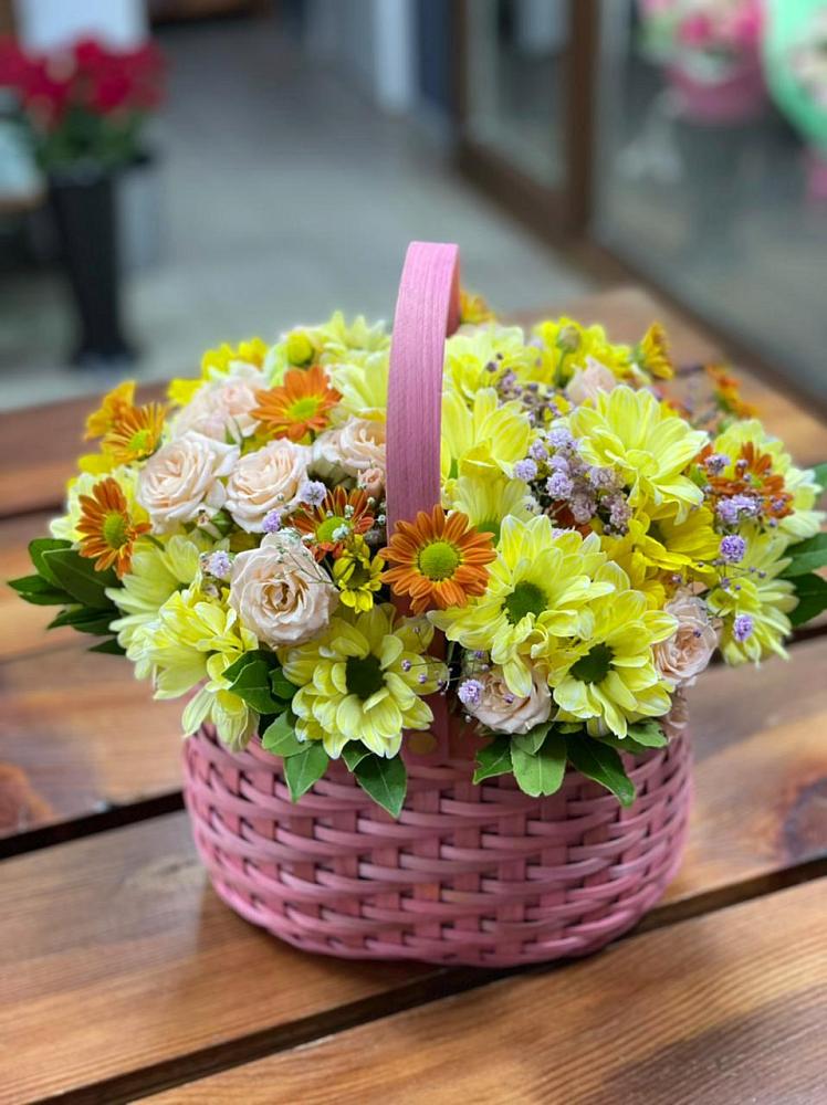Цветочная композиция из Хризантемы и Розы в корзине в Армавире