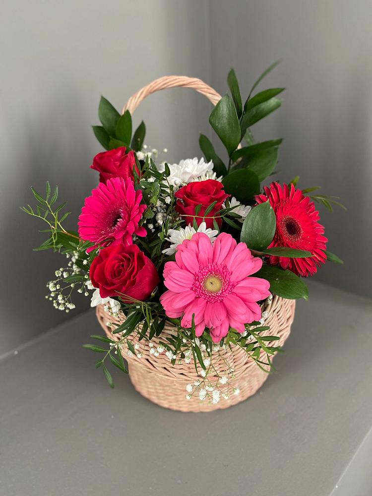 Цветочная композиция из Розы, Хризантемы и Герберы в корзине в Армавире