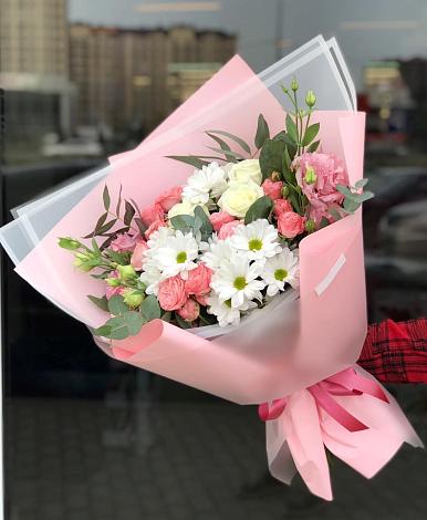 Букет цветов из: Розы, Лизиантусы и Хризантемы в Армавире
