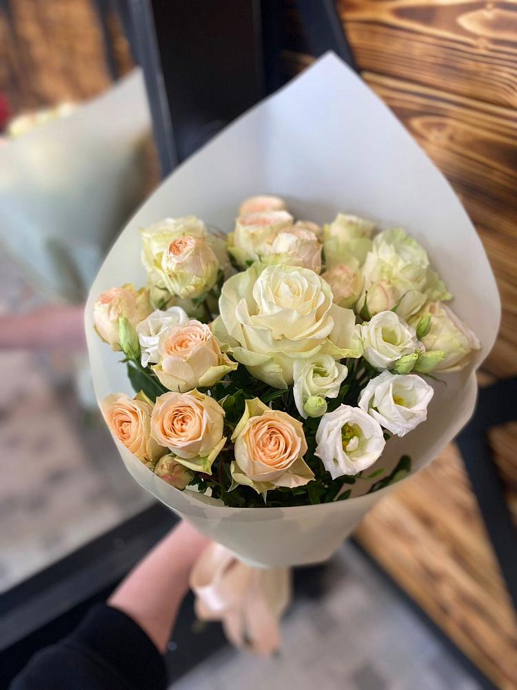 Букет цветов из: Розы и Лизиантусы в Армавире